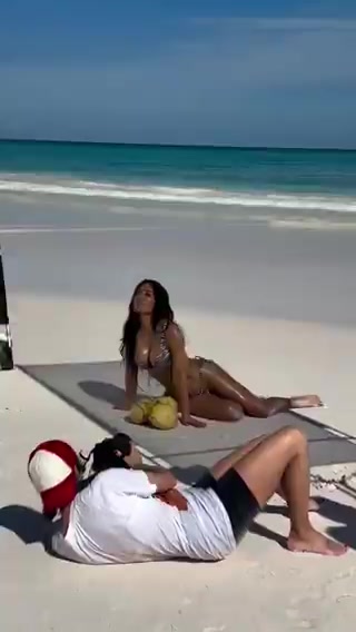 金卡戴珊在巴哈馬拍性感泳裝照，這身材真的沒什么敵手