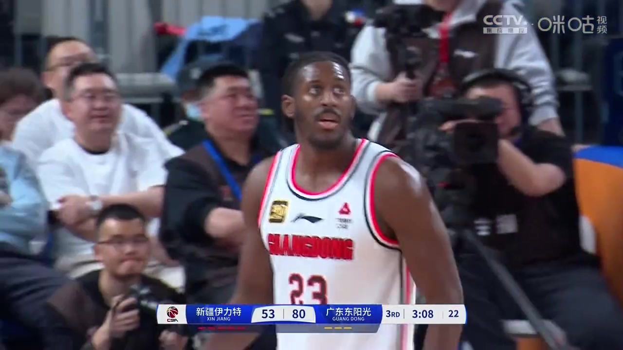 彩票刮出大獎！廣東新援基安德-庫克完美首秀，砍下20分8板，飚進五記三分