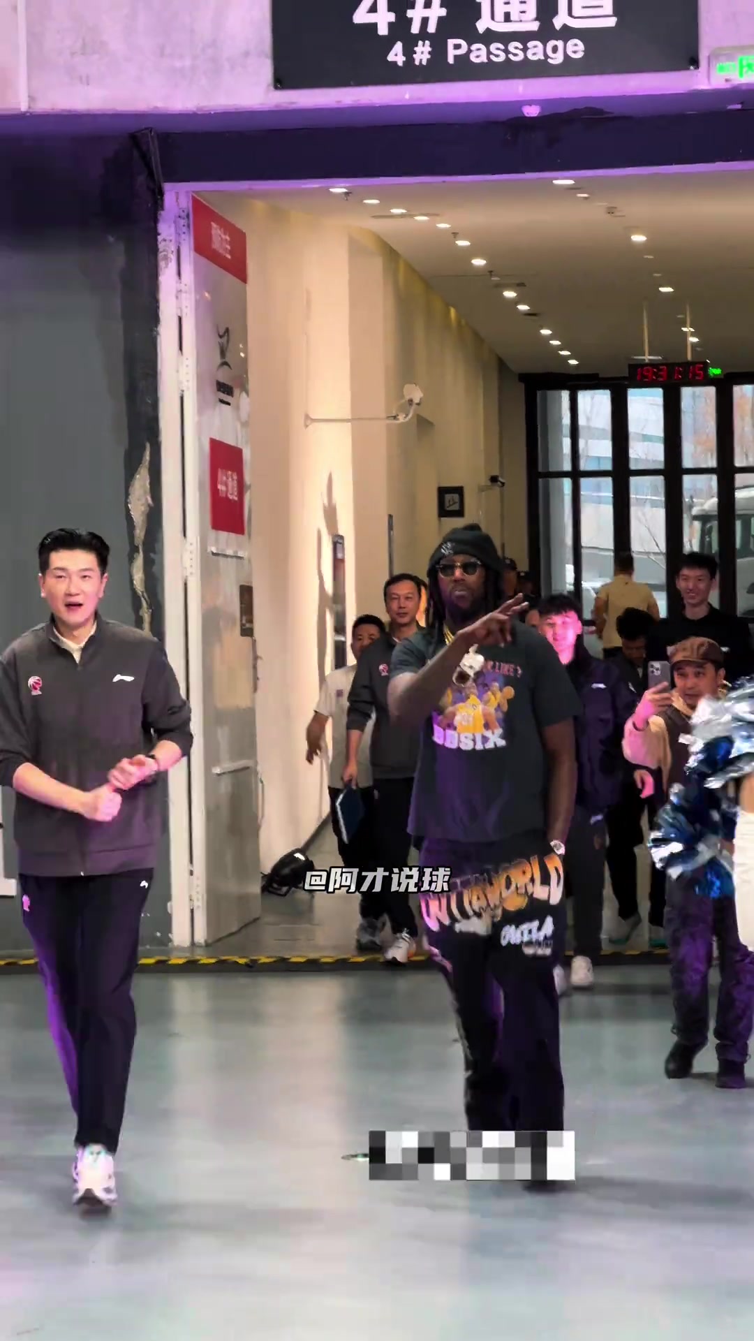 哈雷爾亮相烏魯木齊奧體中心，穿搭潮范十足，感覺像來走秀。