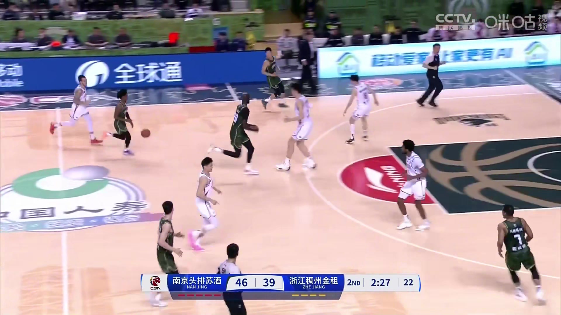 你們2米28的人都這么打球的嗎？法爾這個空接暴扣，幾乎都沒咋跳啊