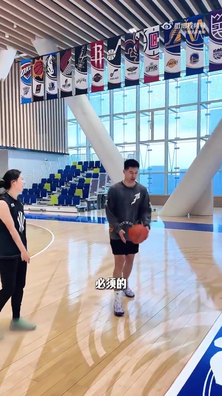 王思雨：你干嘛老斜著投啊，斜著投能瞄的準(zhǔn)嗎？