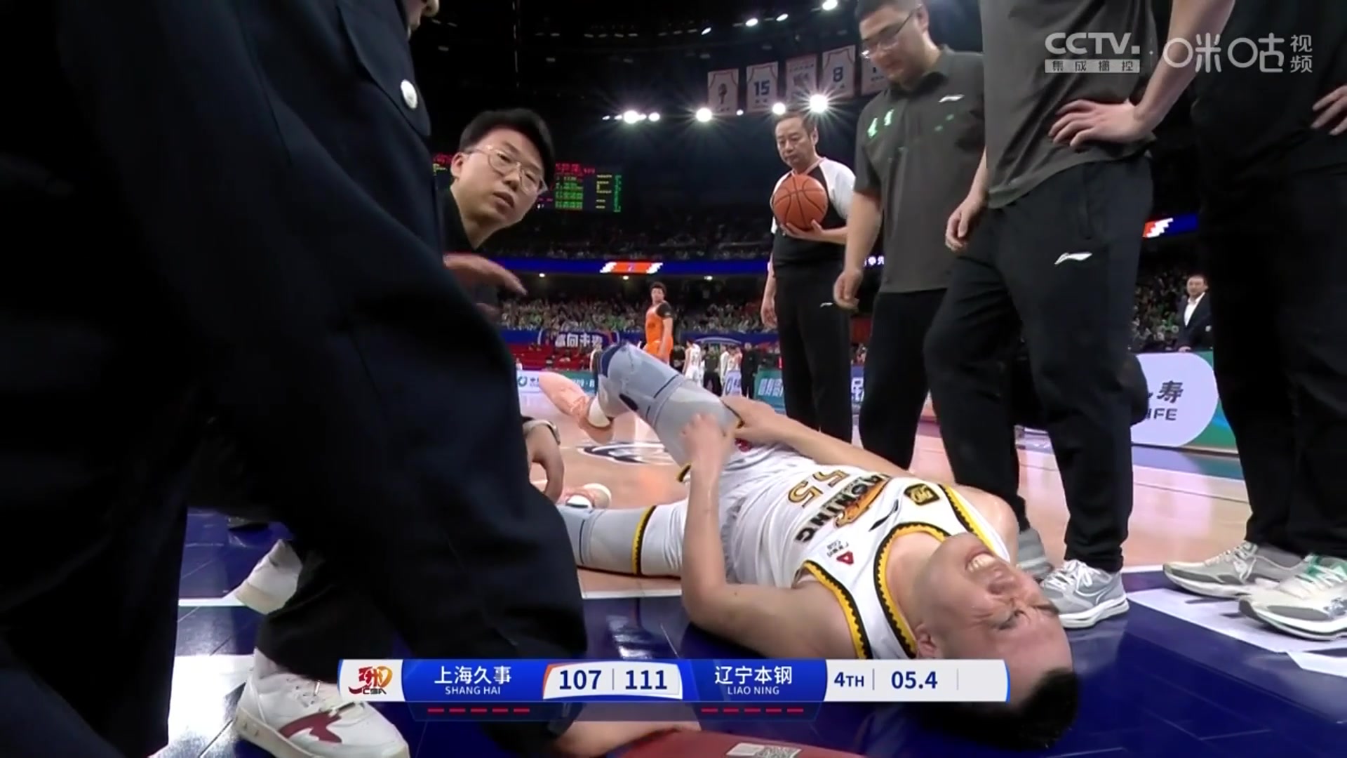 望無大礙！李曉旭誤傷韓德君 后者捂著膝蓋倒地&表情十分痛苦