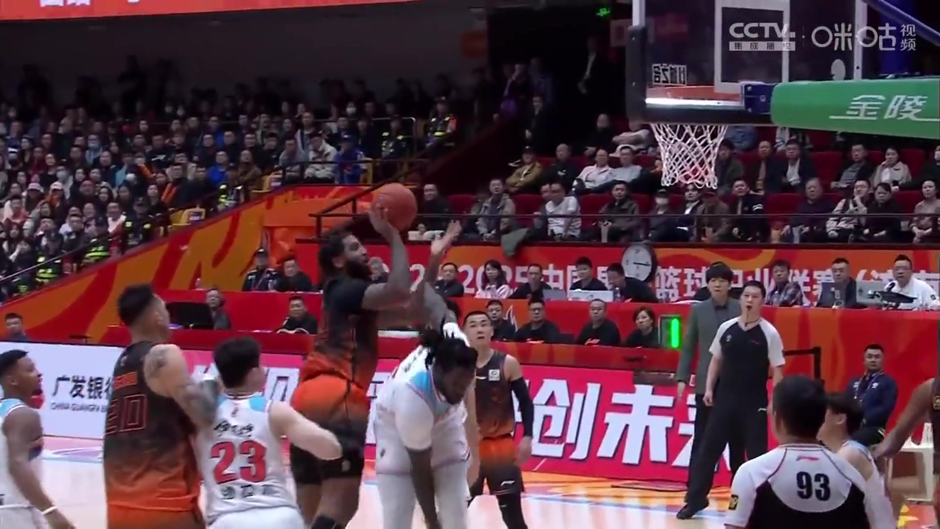 NBA級別的對抗！克里斯滯空正面頂飛哈雷爾 強硬打板上籃命中