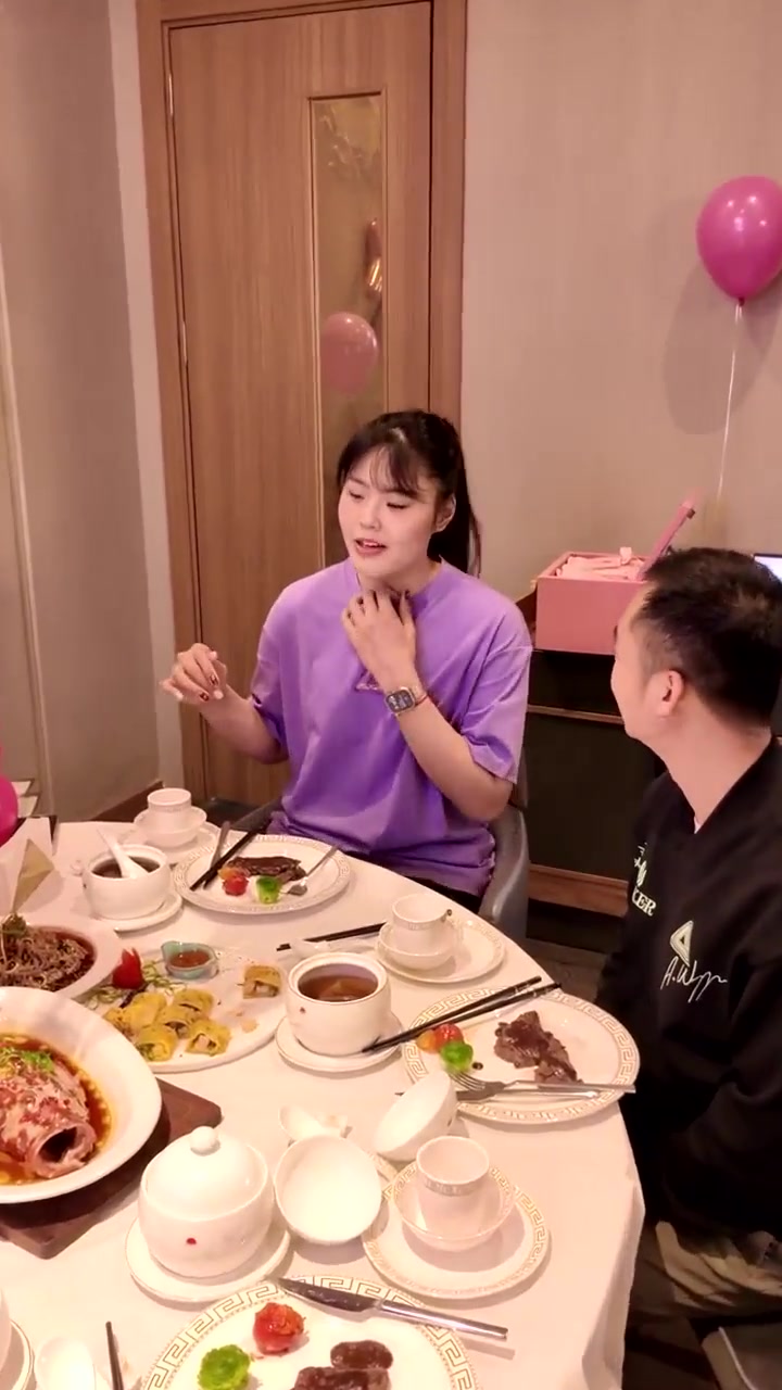 李月汝生日排面拉滿！26歲生日 看小寶的專屬LOGO和定制T