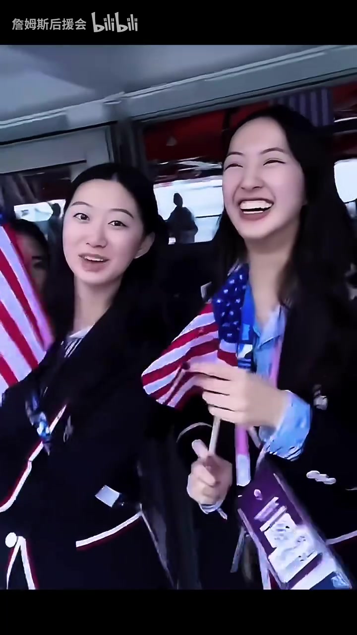笑容收不住了！巴黎奧運(yùn)會(huì)名場(chǎng)面：我們用庫(kù)里的手機(jī)拍了合照！